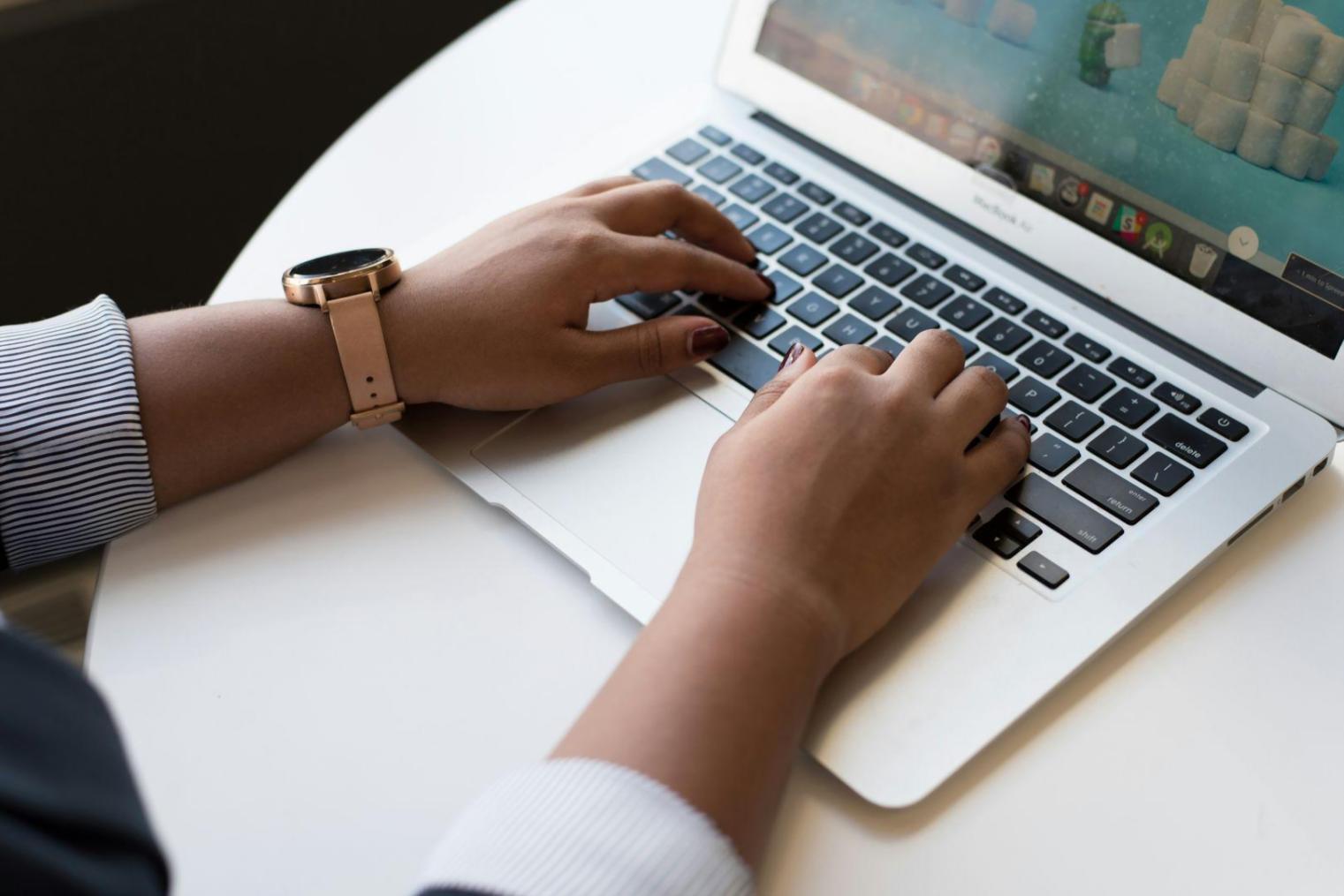 Moderne Arbeitsumgebung mit Laptop und Notizen
